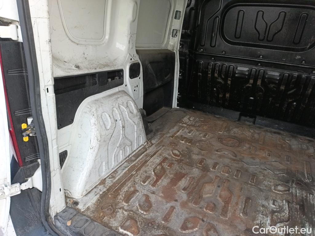  Fiat  Doblo FIAT Doblò Cargo/2015/3P/furgón derivado de turismo Cargo Base 1.3 Multijet 70kW (95CV) #24