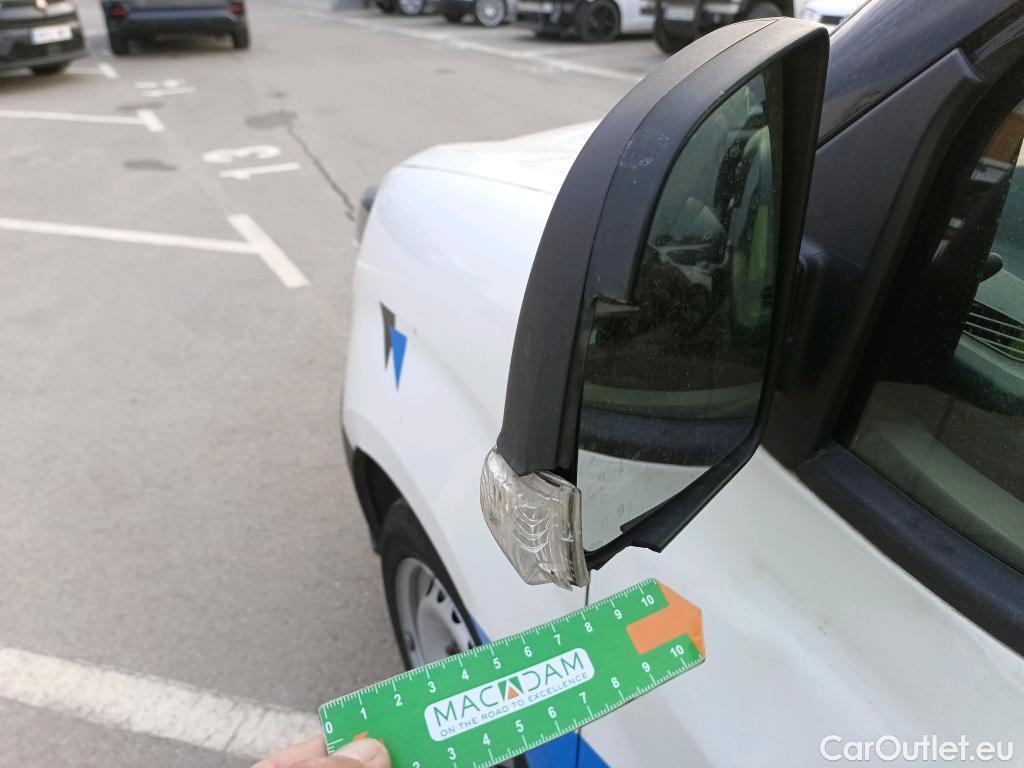  Fiat  Doblo FIAT Doblò Cargo/2015/3P/furgón derivado de turismo Cargo Base 1.3 Multijet 70kW (95CV) #17