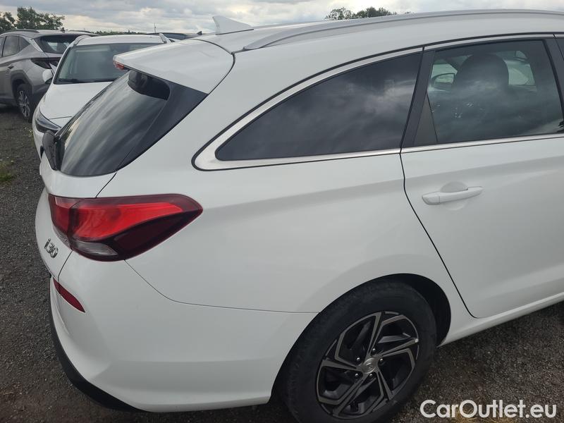  Hyundai  i30   cw (PD)(2017->)  kom.1.5T-GDI Family Smart #10
