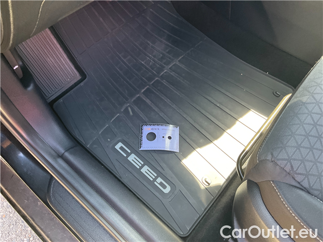  KIA  Cee'd Ceed SW 1.6 CRDi 100 Top AT #17