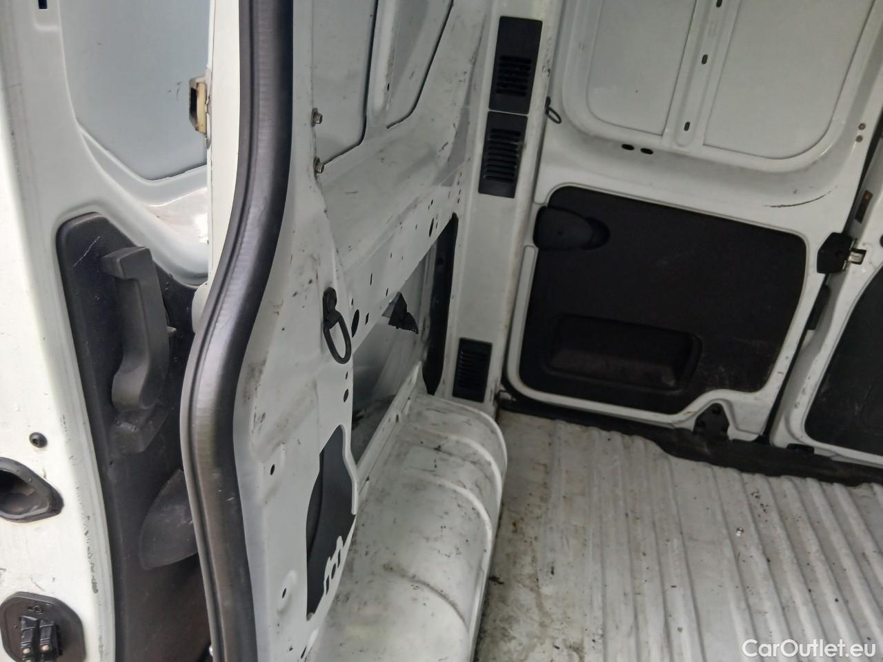  Renault  Trafic RENAULT  / 2019 / 4P / furgón Furgón 27 L1H1 Energy BluedCi 88 kW #47