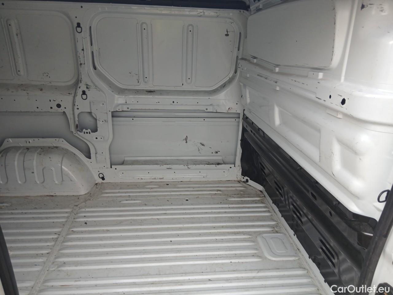  Renault  Trafic RENAULT  / 2019 / 4P / furgón Furgón 27 L1H1 Energy BluedCi 88 kW #48