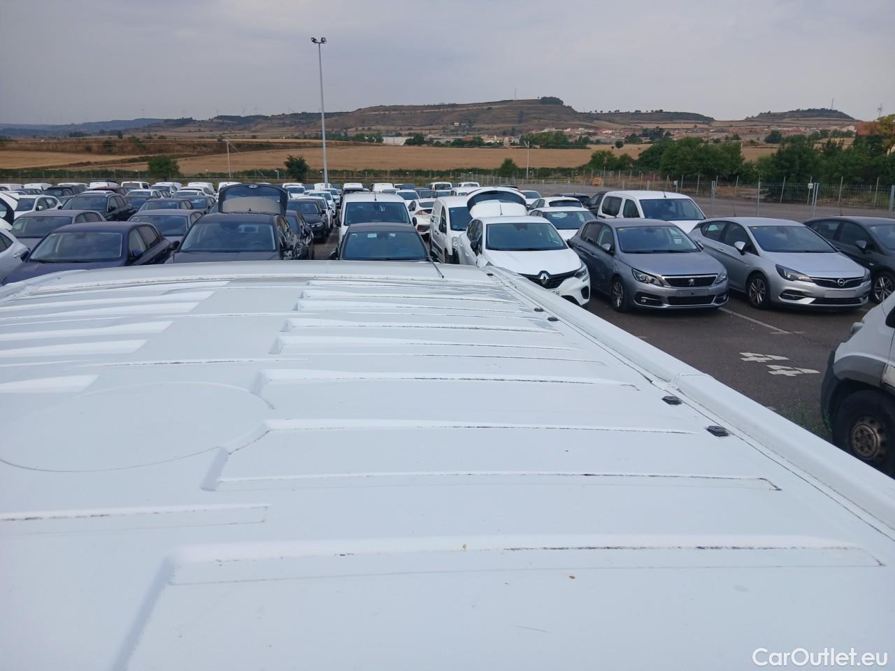  Renault  Trafic RENAULT  / 2019 / 4P / furgón Furgón 27 L1H1 Energy BluedCi 88 kW #26