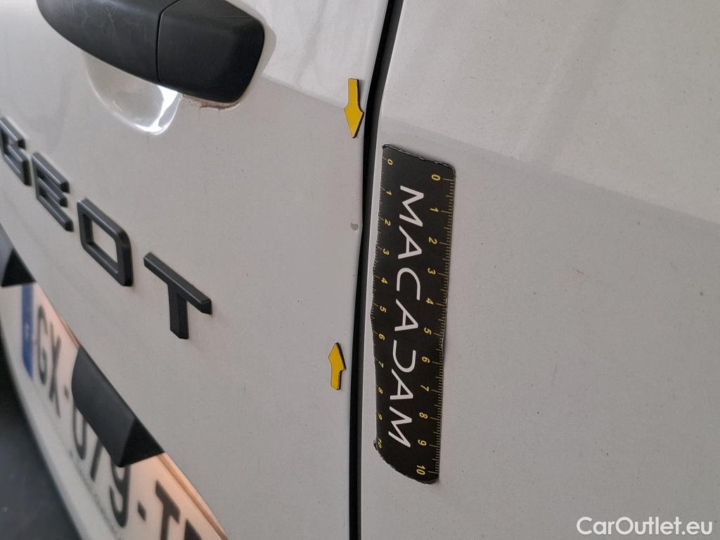  Peugeot  Partner PEUGEOT  / 2023 / 4P / Fourgonnette Taille M 650kg BlueHDi 100 S&S BVM6 #2