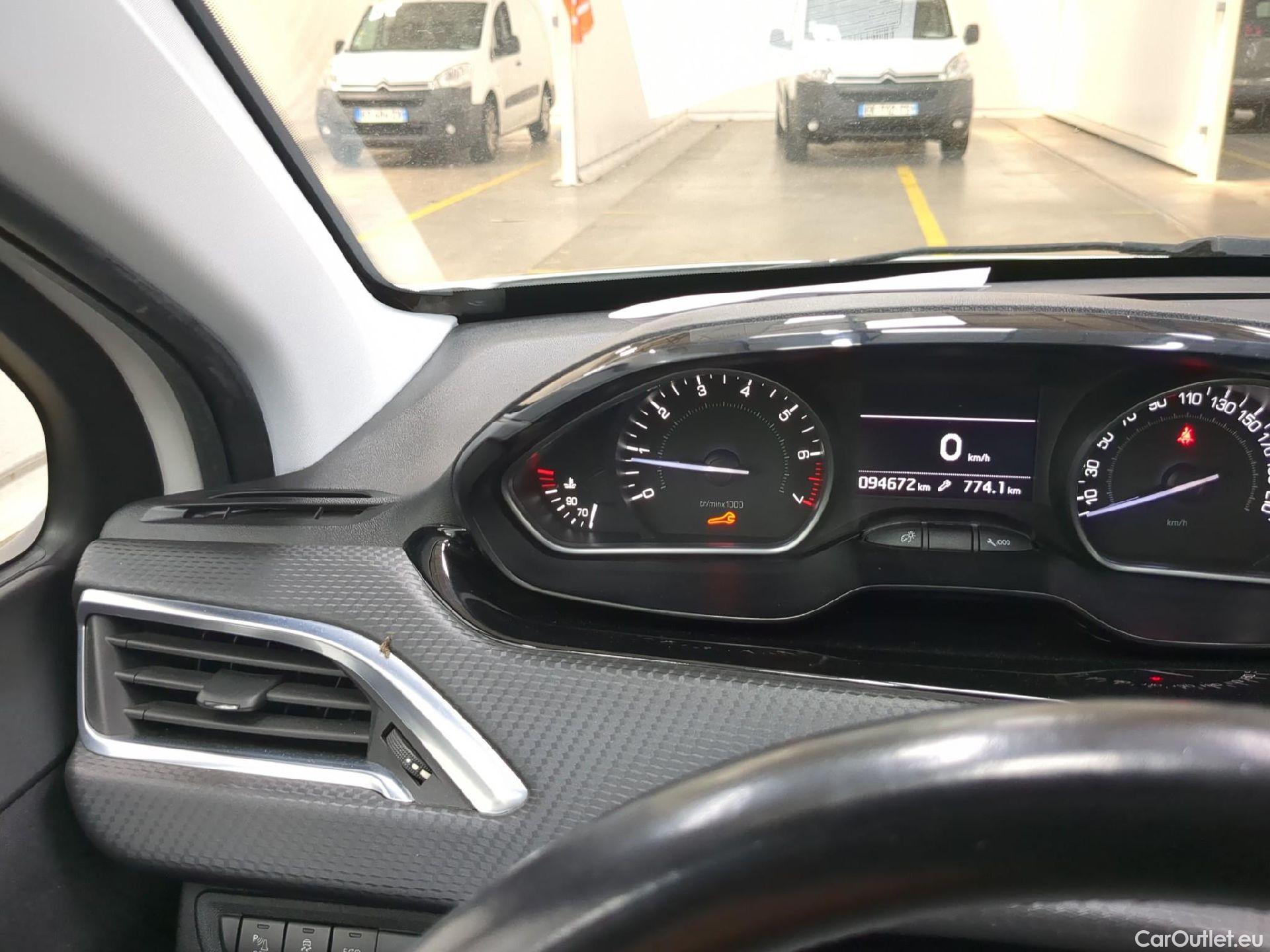  Peugeot  208  Allure Business 1.2 PureTech 110CV BVM5 E6 #1