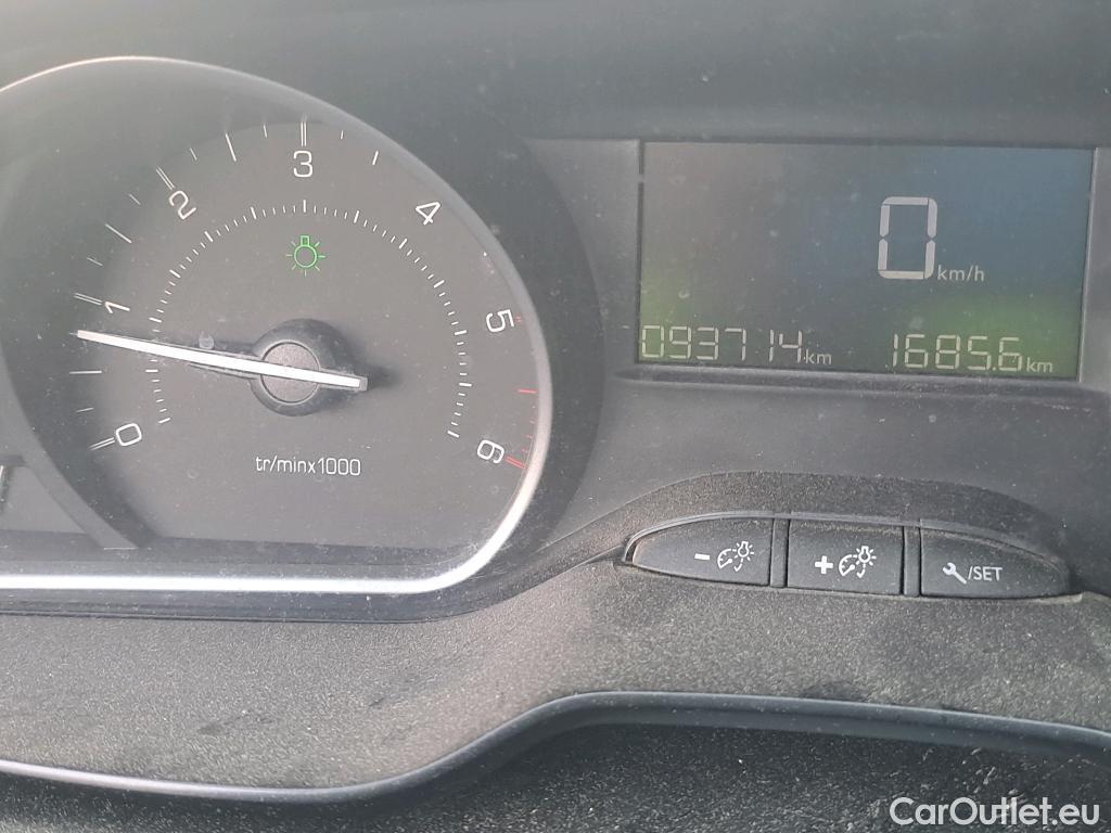  Peugeot  208 PEUGEOT  / 2015 / 5P / berlina con portón 5P ACTIVE BlueHDi 73kW (100CV) #69