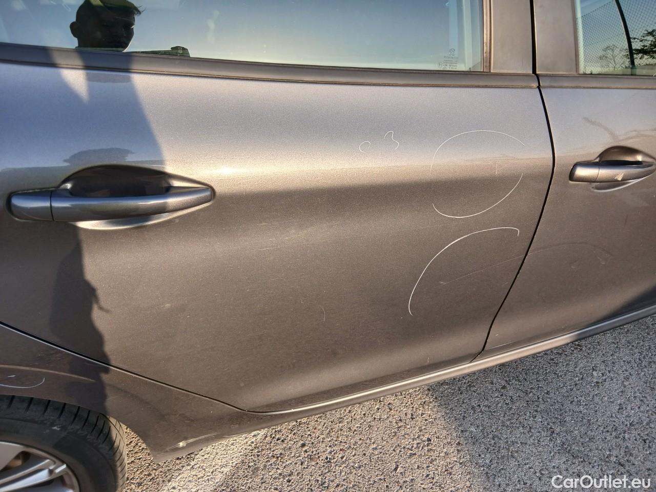  Peugeot  208 PEUGEOT  / 2015 / 5P / berlina con portón 5P Signature 1.2L PureTech 81KW (110CV) (AC) #26