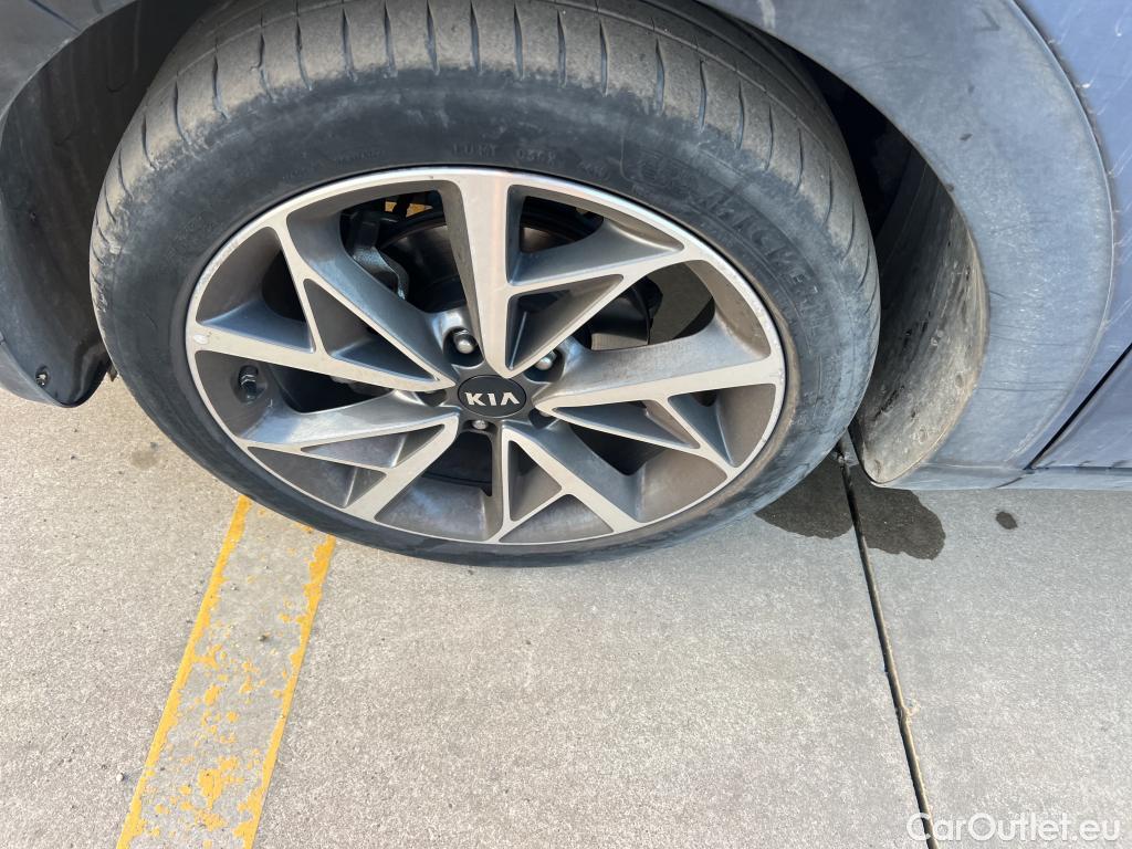  KIA  Niro  Emotion 1.6 AT6 E6d #1