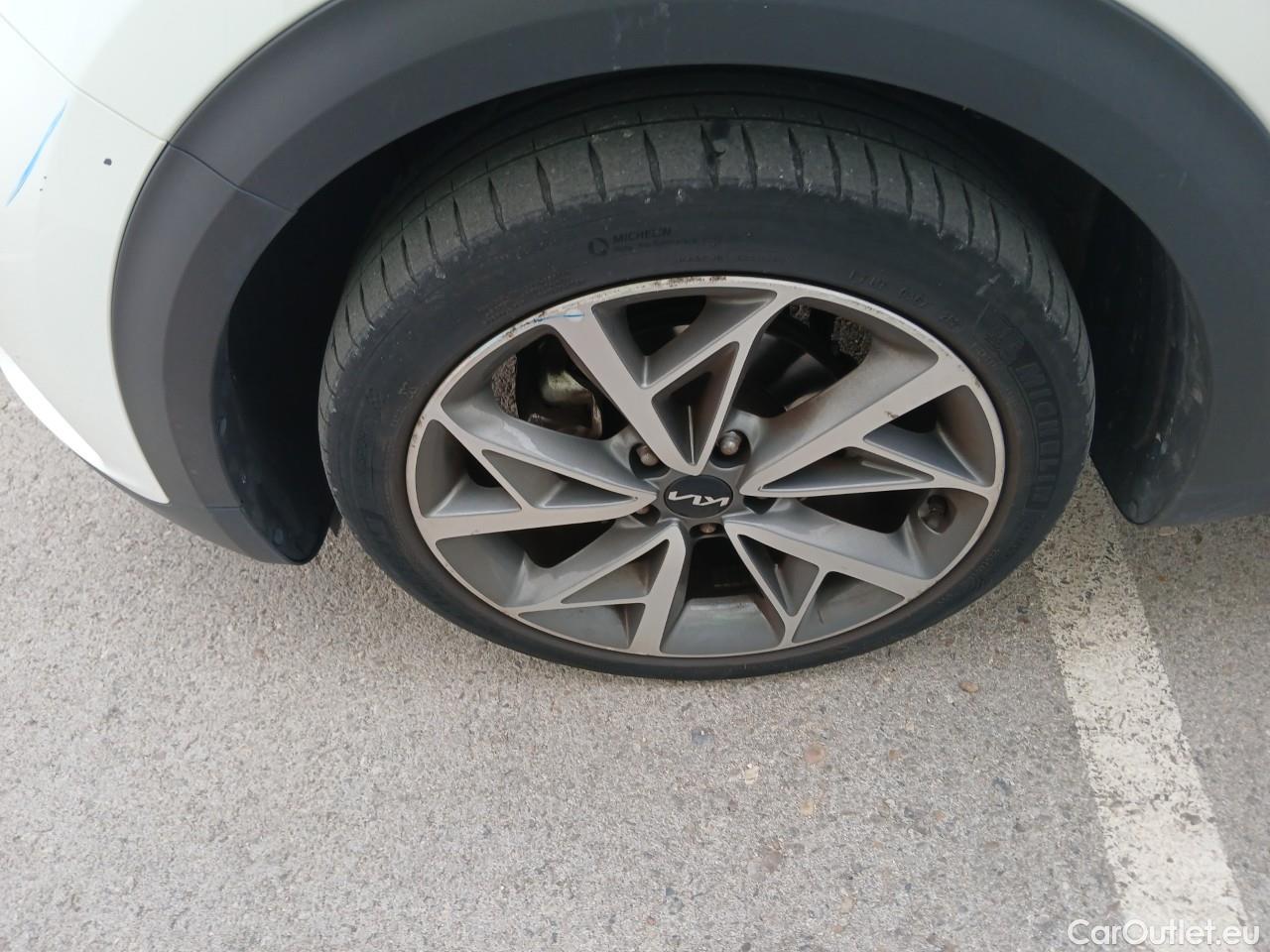  KIA  Niro  Emotion 1.6 AT6 E6d #1