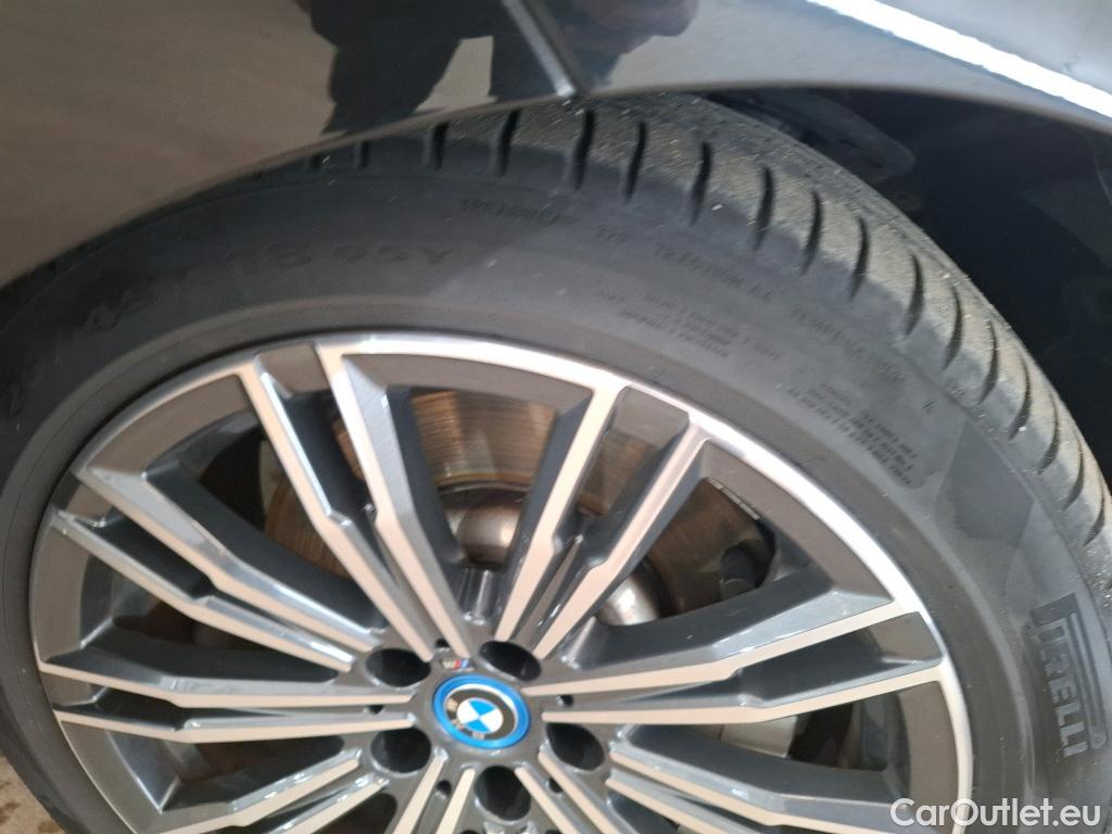 Bmw  Serie 3 BMW Série 3 Touring / 2022 / 5P / Break 330e 292ch M Sport BVA8 Hybride #43