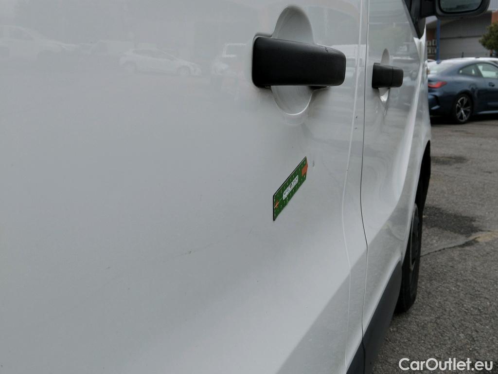  Renault  Trafic RENAULT  / 2019 / 4P / furgón Furgón 27 L1H1 Energy BluedCi 88 kW #23