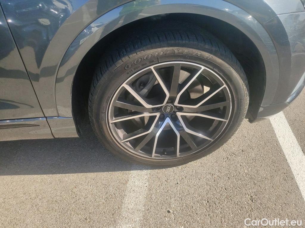  Audi  Q8 AUDI  / 2018 / 5P / todoterreno 55 TFSIe 280kW Black L quattro tiptronic #3