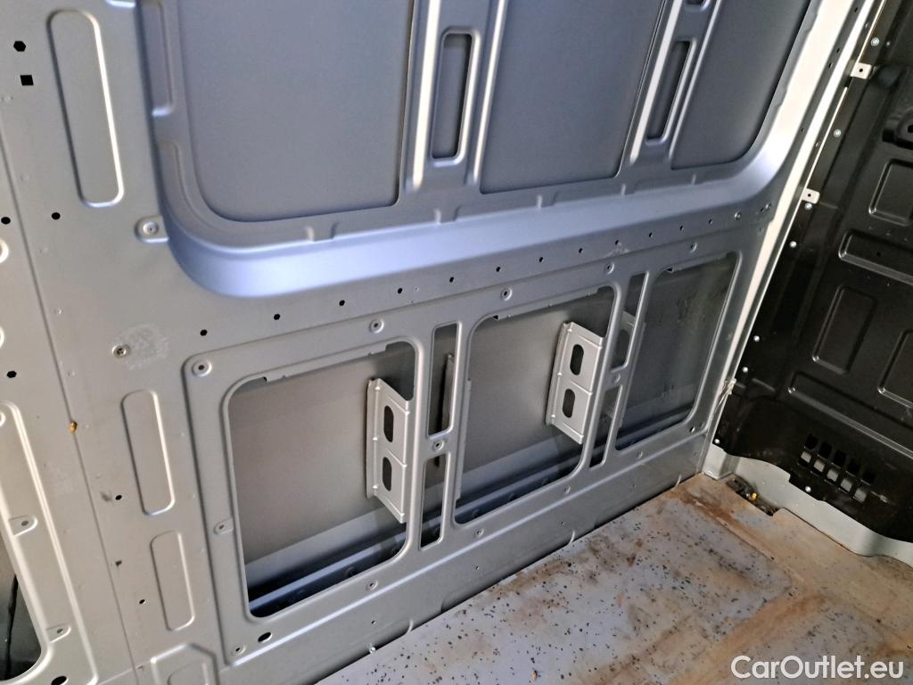  Volkswagen  Crafter VOLKSWAGEN  VU 4p Fourgon 2.0 TDI 177 35 L3H3 Busi Line Plus BVA8 #4