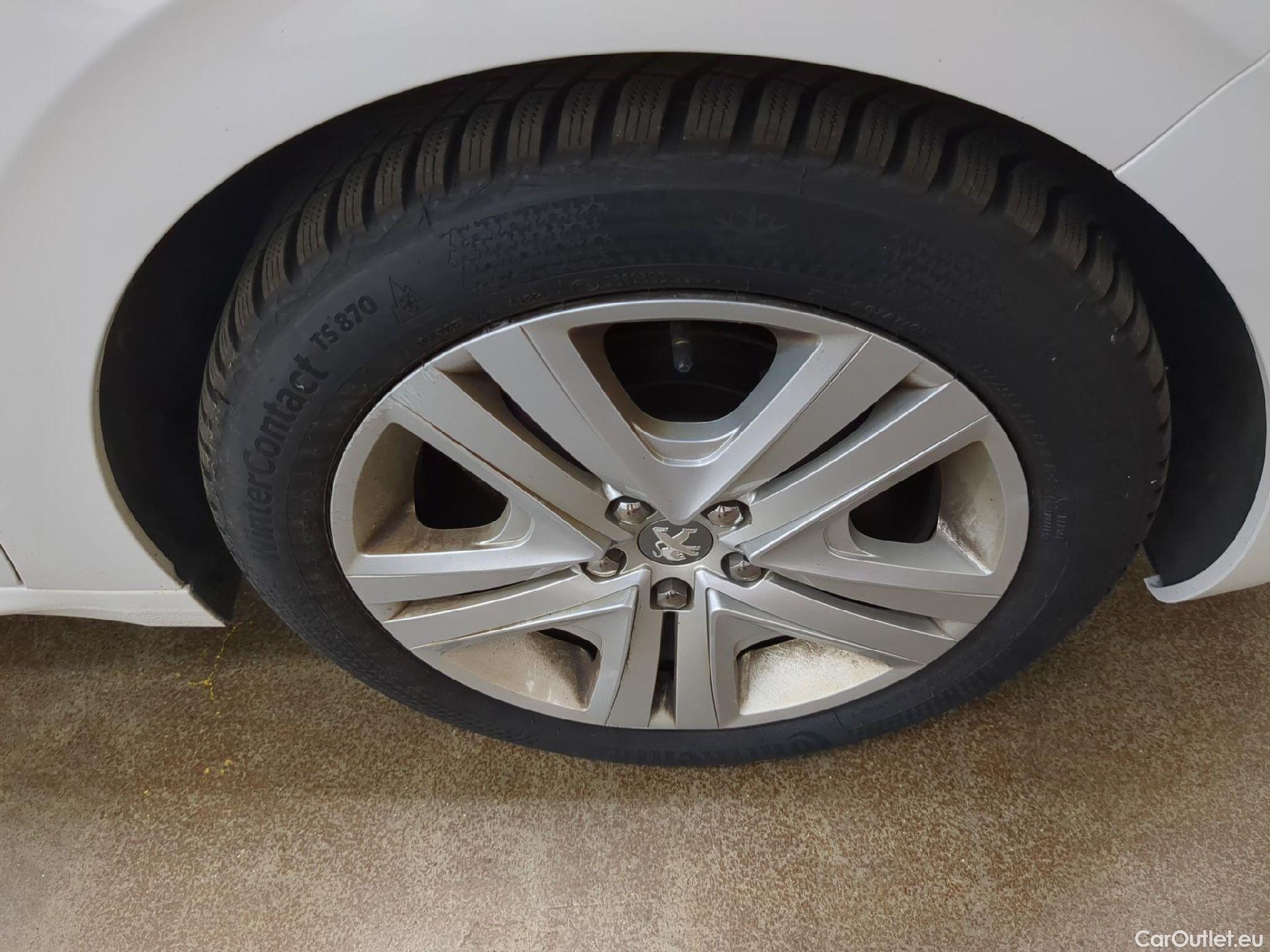 Peugeot  208  Allure Business 1.2 PureTech 110CV BVM5 E6 #5