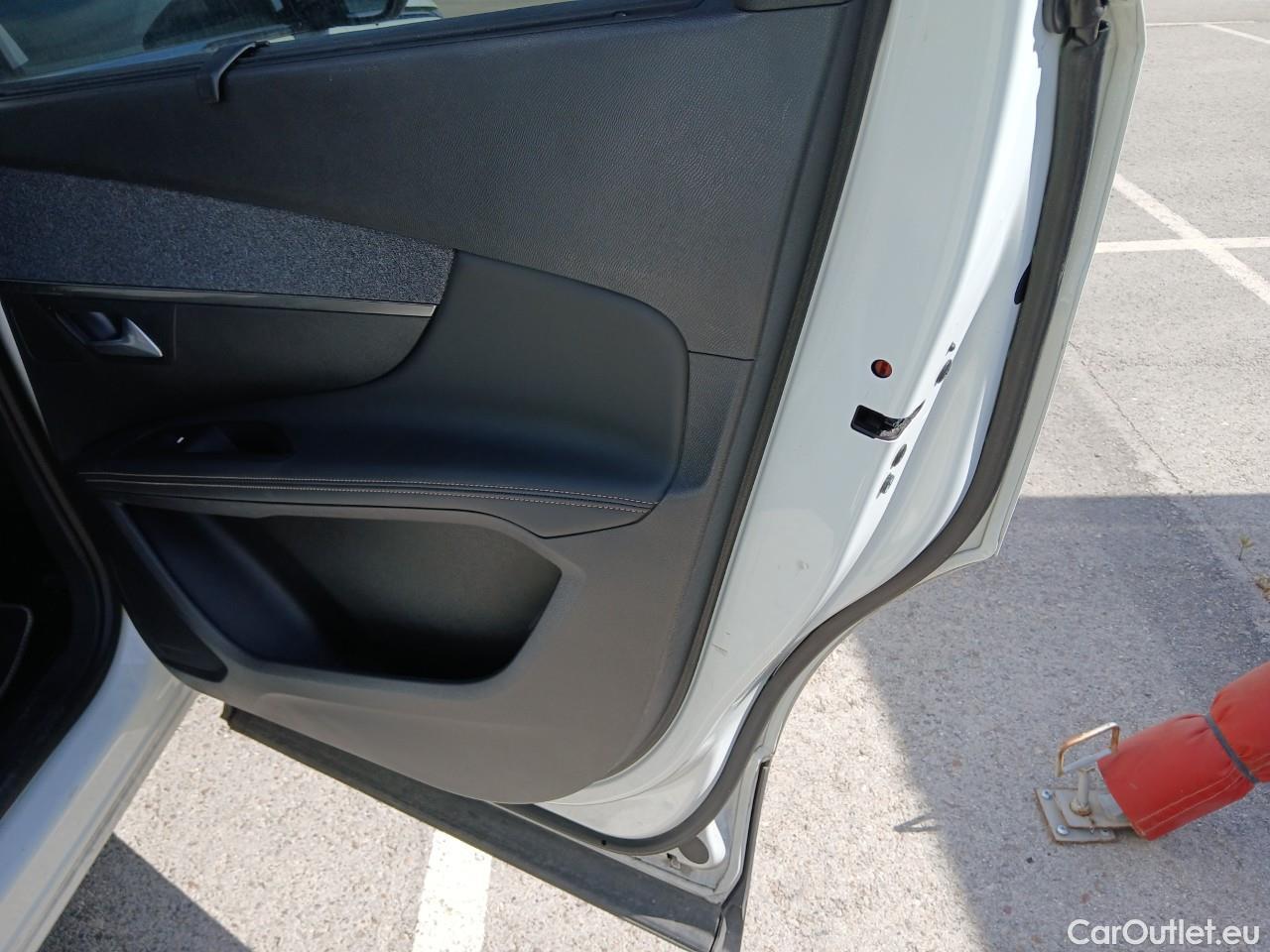  Peugeot  5008  GT 1.5 HDi 130CV AT8 7 Plazas E6d #2