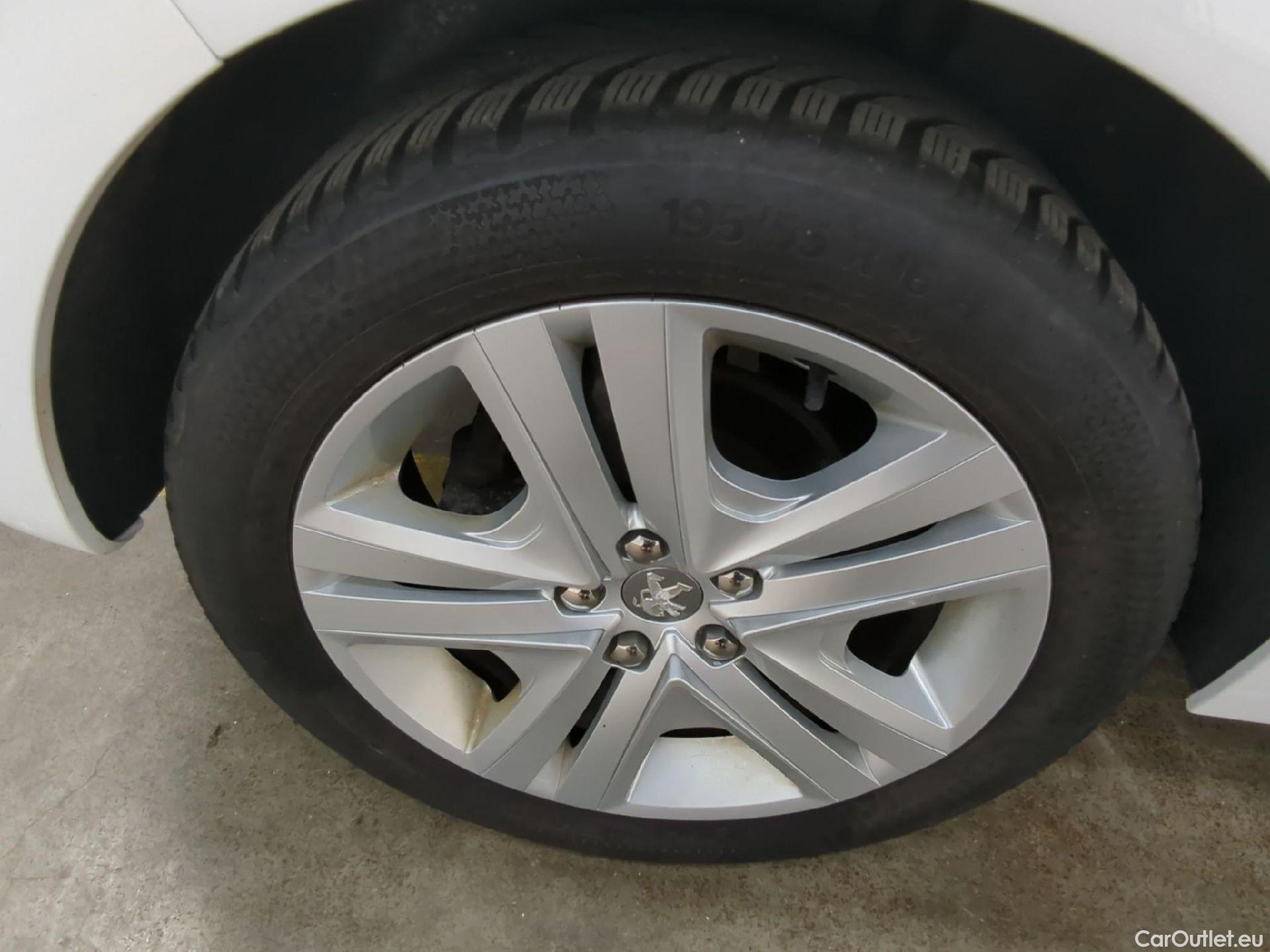  Peugeot  208  Allure Business 1.2 PureTech 110CV BVM5 E6 #4