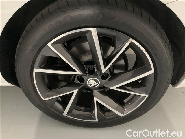  Skoda  Superb Supe.com.2.0TDI 147 Style Aut #9