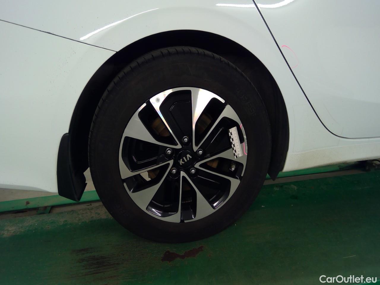  KIA  Cee'd ceed SW 1.6PHEV Advance 5d #21