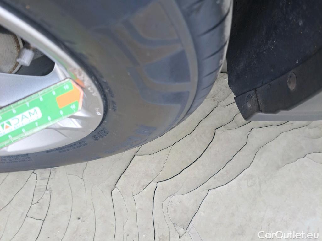  Land Rover  Discovery HYUNDAI Kona / 2020 / 5P / todoterreno 1.0 TGDI Maxx 4X2 #4