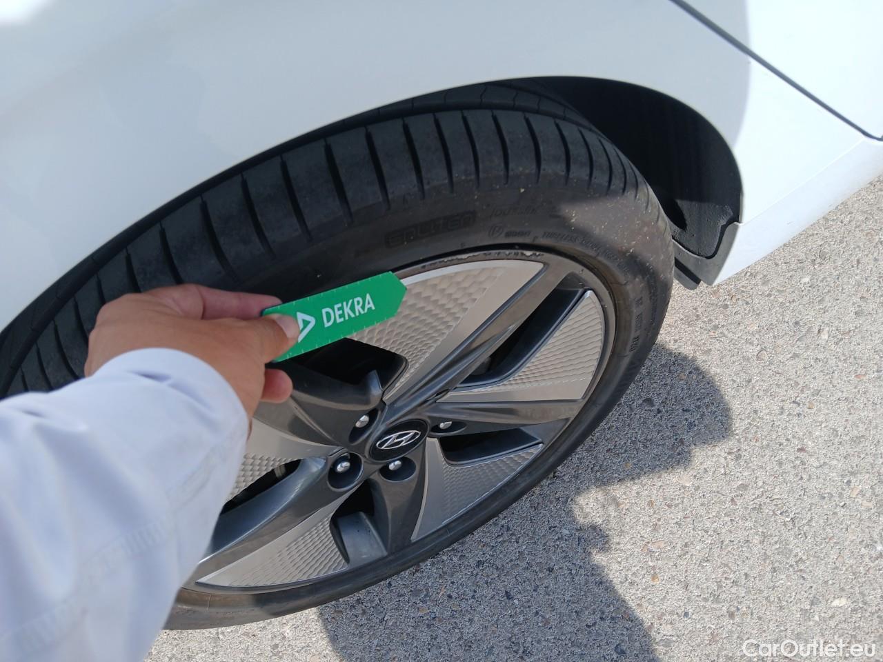  Hyundai   Ioniq HYUNDAI / 2019 / 5P / berlina con portón 1.6 GDI HEV Klass LE DT #3