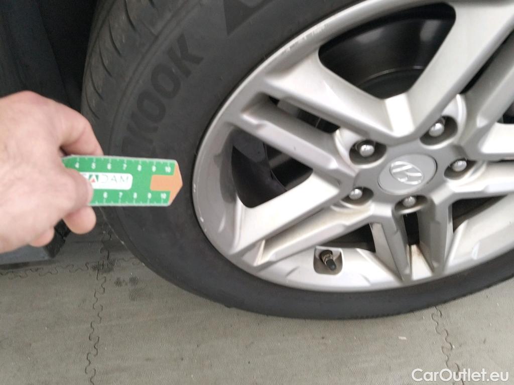  Hyundai  Konna HYUNDAI Kona / 2017 / 5P / todoterreno 1.0 TGDi Klass 4x2 #6