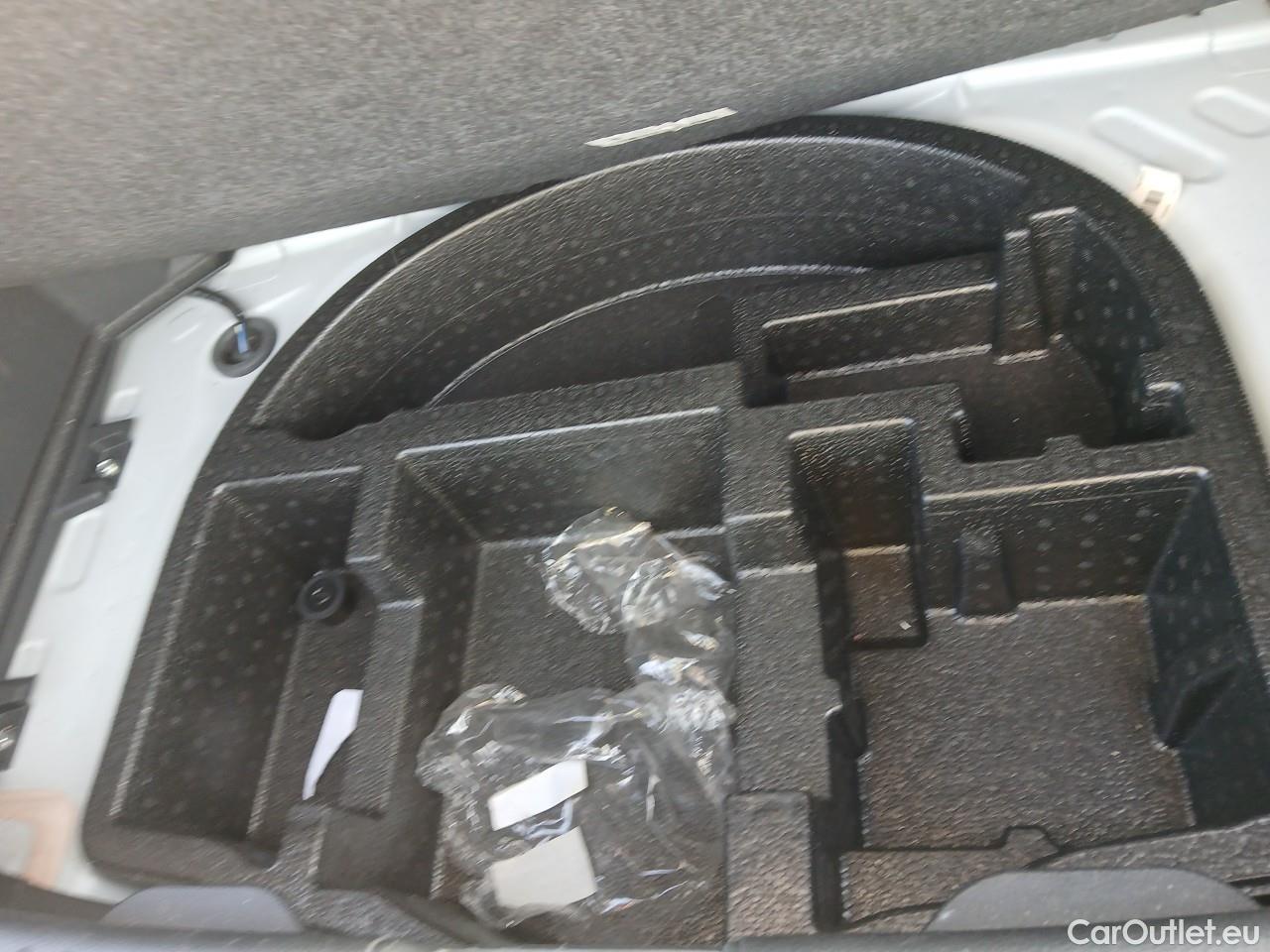  Toyota  Yaris TOYOTA  / 2020 / 5P / berlina con portón 1.5 120H Active Tech #5
