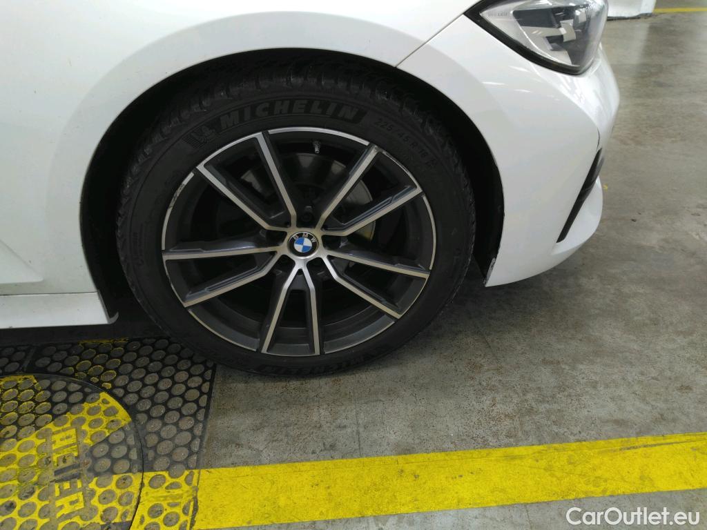  Bmw  Serie 3 BMW Série 3 Berline / 2018 / 4P / Berline 320d xDrive 190ch Lounge BVA8 #24