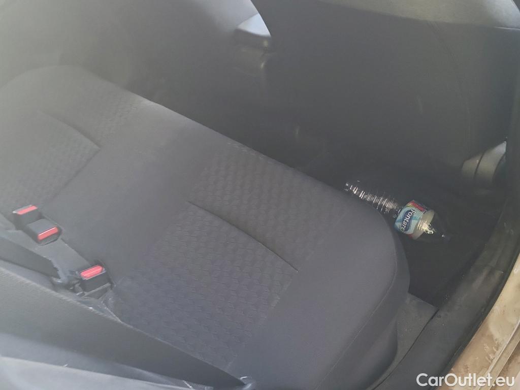  Toyota  Yaris TOYOTA  / 2020 / 5P / berlina con portón 1.5 120H Active Tech #8
