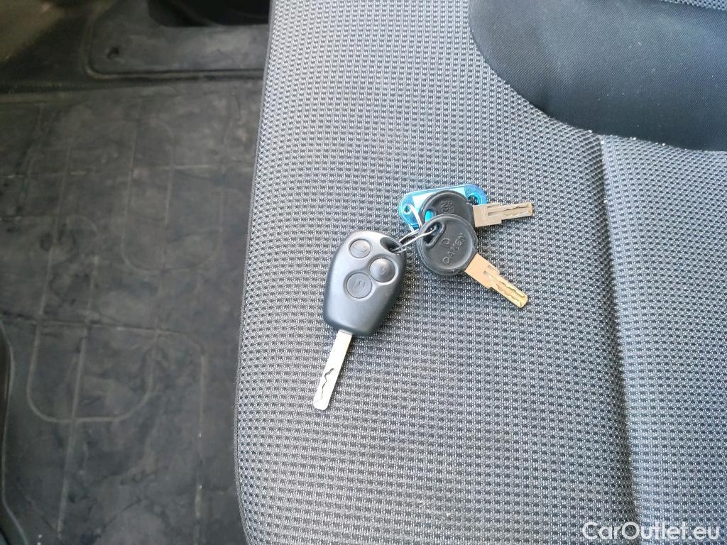  Renault  Trafic RENAULT  / 2019 / 4P / furgón Furgón 27 L1H1 Energy BluedCi 88 kW #11