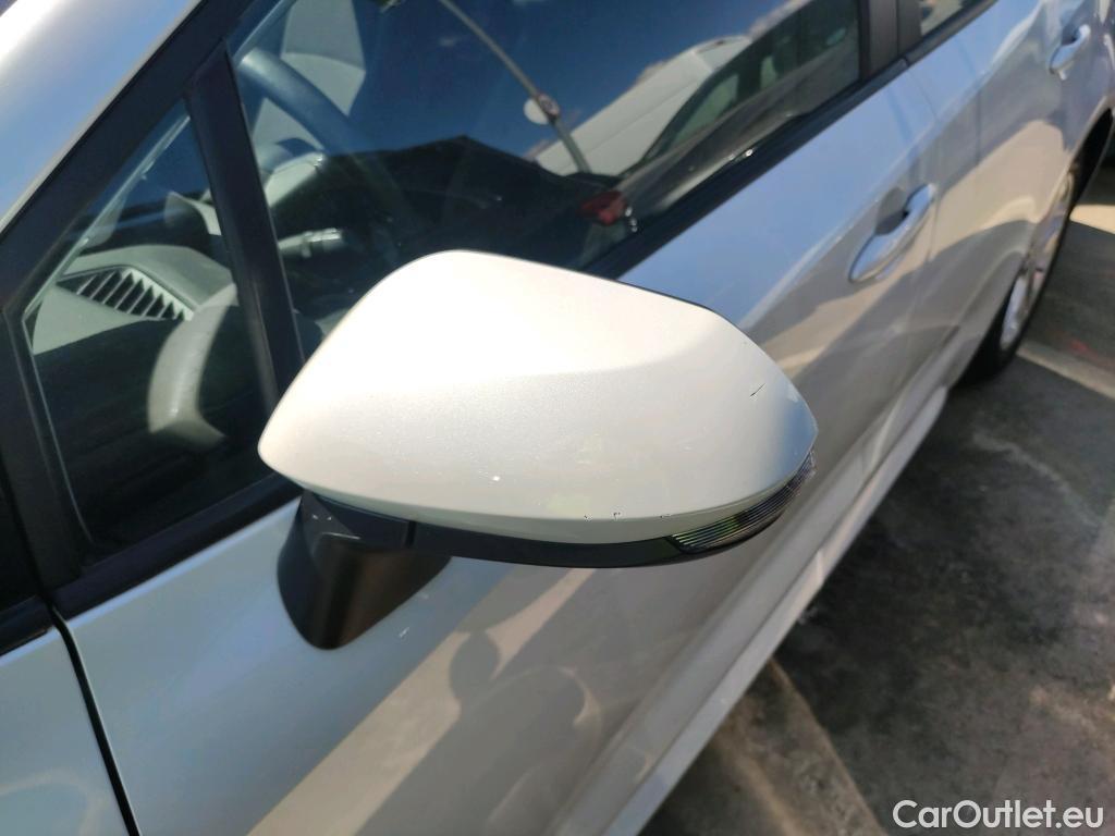  Toyota  Corolla TOYOTA  / 2019 / 5P / berlina con portón 1.8 125H BUSINESS E-CVT #29