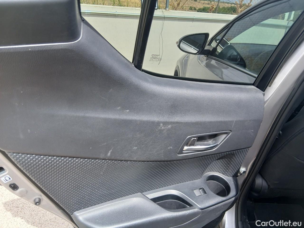  Toyota  C-HR TOYOTA  / 2019 / 5P / todoterreno 1.8 125H Advance #3