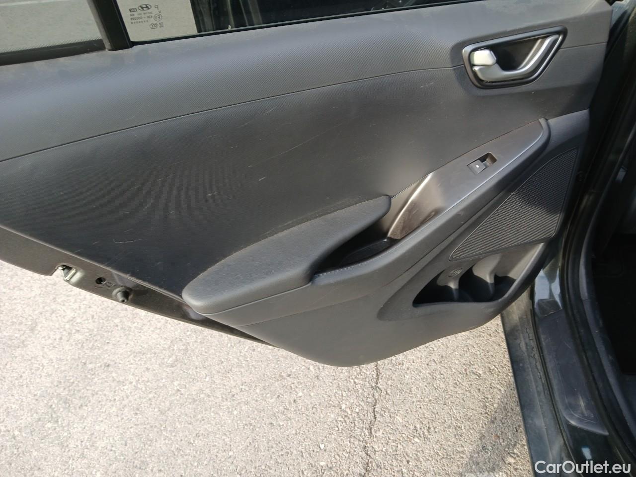  Hyundai   Ioniq HYUNDAI / 2019 / 5P / berlina con portón 1.6 GDI PHEV Klass DCT #3