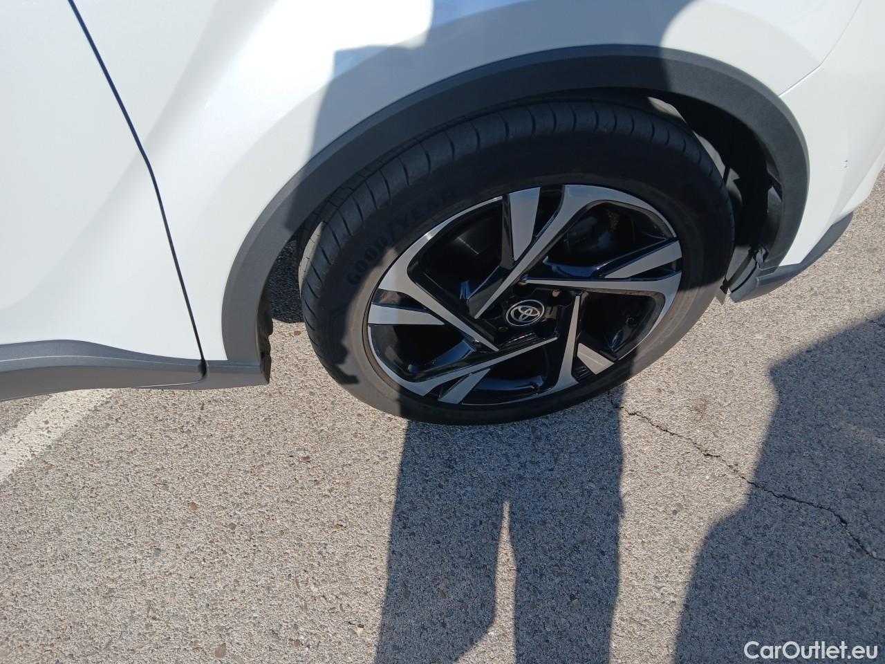  Toyota  C-HR TOYOTA  / 2019 / 5P / todoterreno 2.0 180H Advance #3
