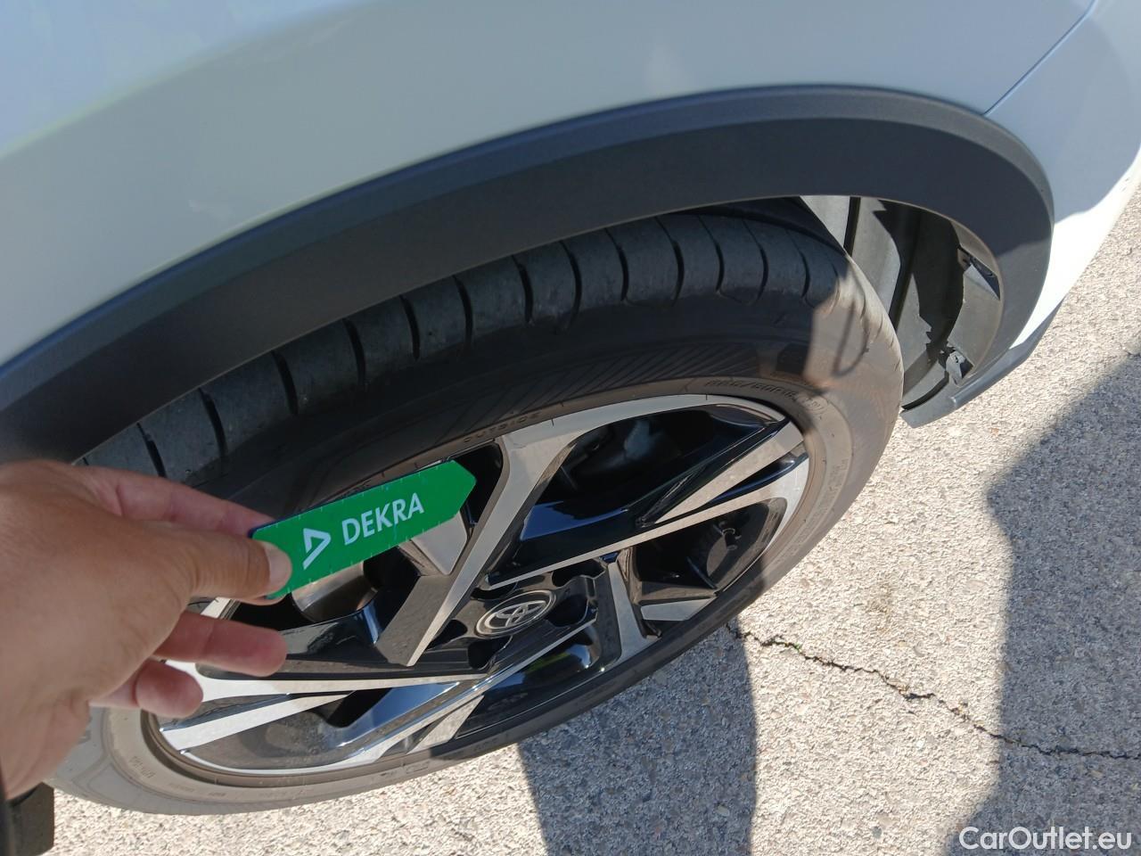  Toyota  C-HR TOYOTA  / 2019 / 5P / todoterreno 2.0 180H Advance #4