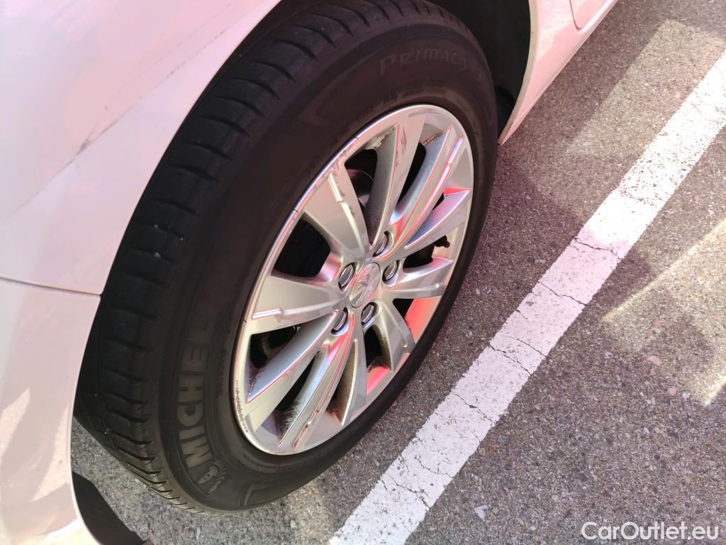  Peugeot  308  Style 1.5 HDi 100CV MT6 E6dT #16