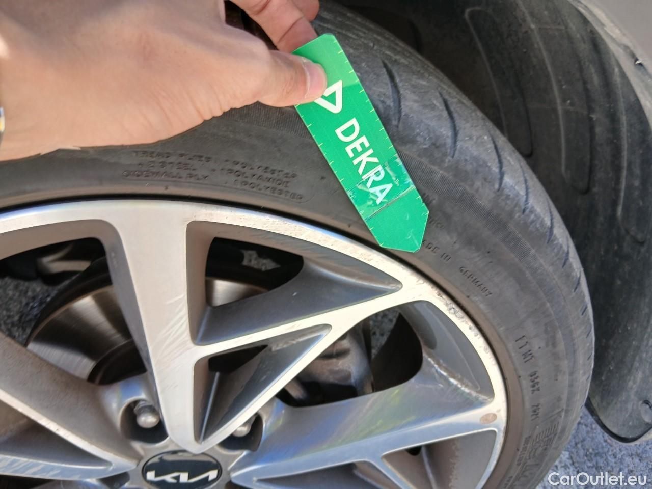  KIA  Niro  Emotion 1.6 AT6 E6d #40