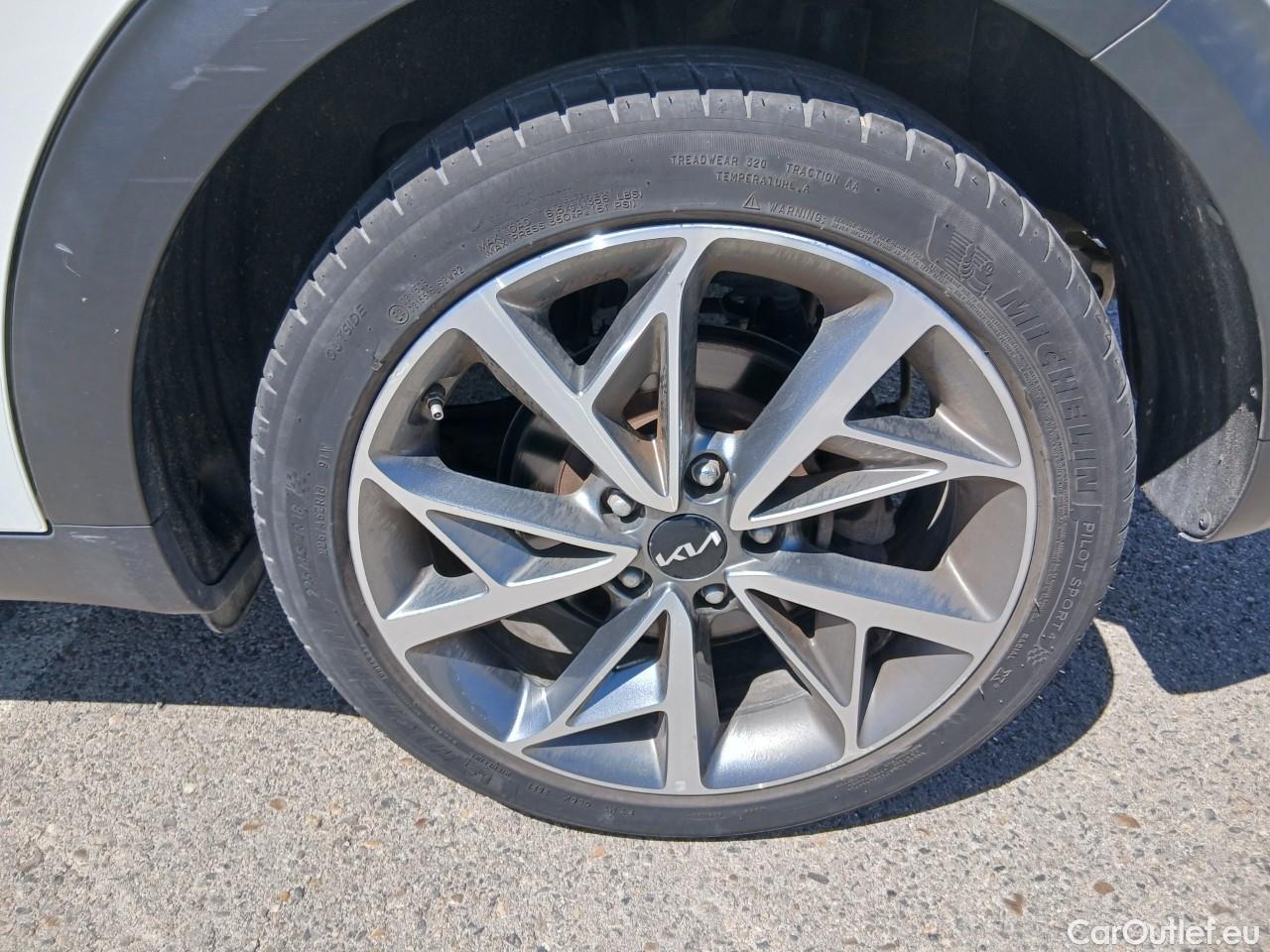  KIA  Niro  Emotion 1.6 AT6 E6d #35