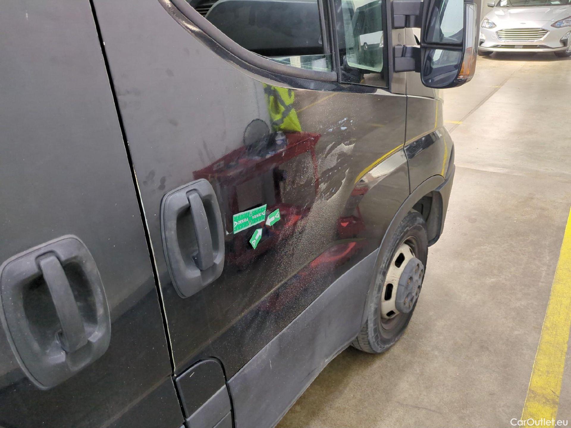  Iveco  Daily IVECO  VU 4p Fourgon 3.0 35C18 V12 H2 3520L #13