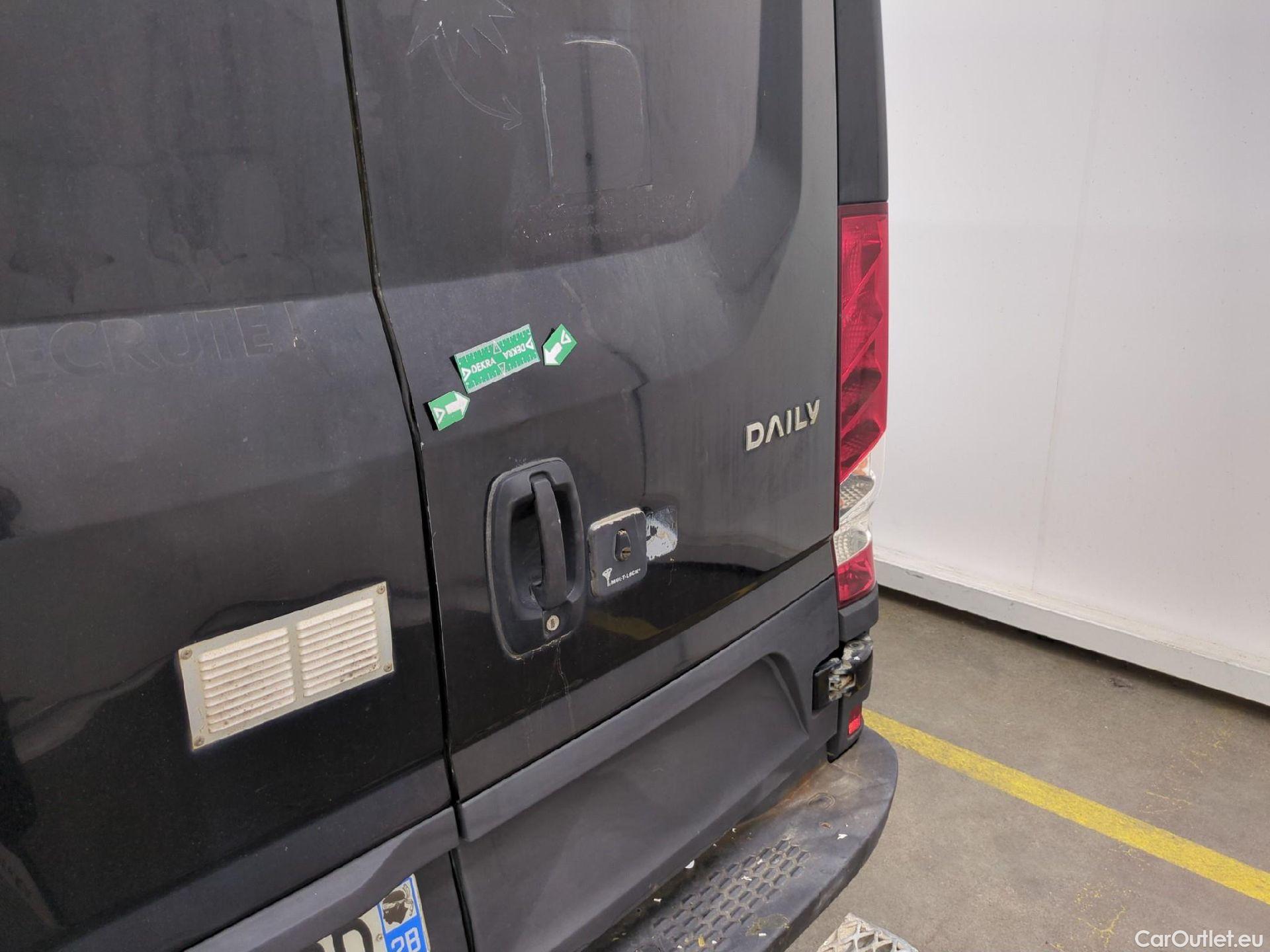 Iveco  Daily IVECO  VU 4p Fourgon 3.0 35C18 V12 H2 3520L #46