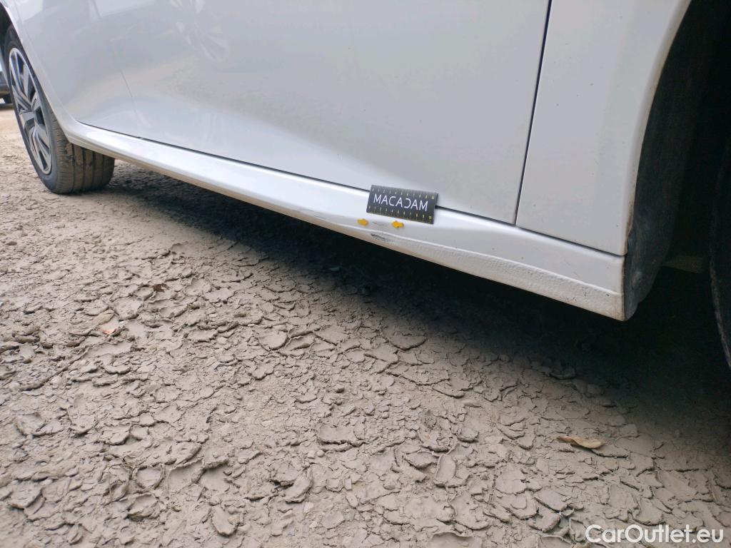  Land Rover  Discovery PEUGEOT 208 / 2019 / 5P / Berline Puretech 100 S&S Active Business #4