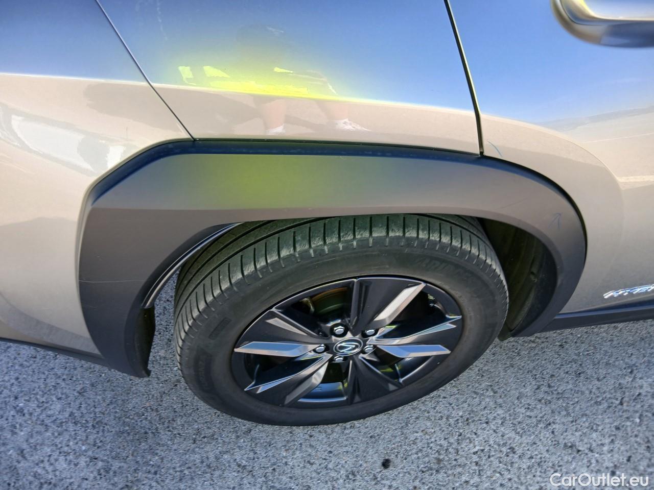  Lexus  UX LEXUS  / 2018 / 5P / todoterreno 2.0 250h Business (AC2) #31