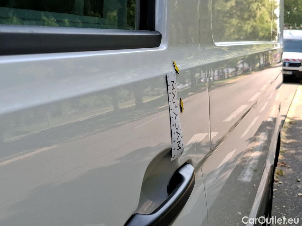  Volkswagen  Crafter  Fourgon Fourgon 35 mittlerer Radstand mit Hochdach FWD 2.0 140CV BVM6 #2