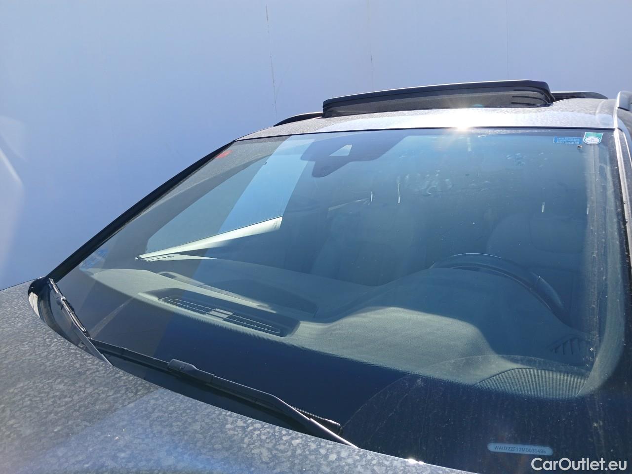  Audi  Q8 AUDI  / 2018 / 5P / todoterreno 55 TFSIe 280kW Black L quattro tiptronic #3