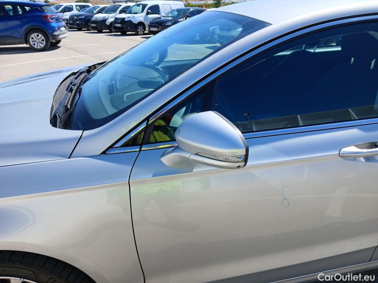  Ford  Mondeo FORD  / 2014 / 5P / berlina con portón 2.0 TDCi 110kW (150CV) Titanium 235 #33