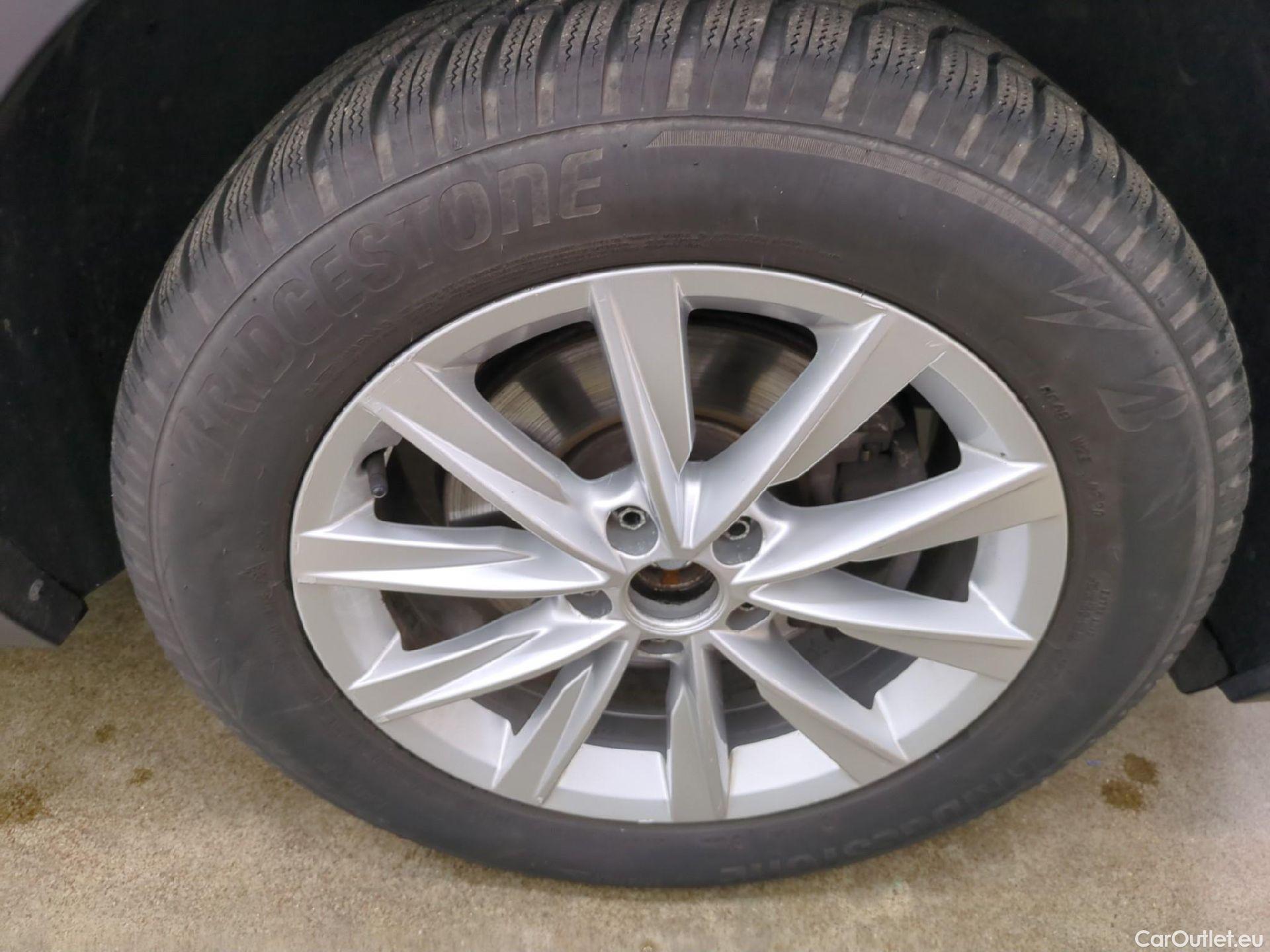  Volkswagen  Tiguan VOLKSWAGEN  / 2016 / 5P / SUV 1.5 TSI 150 EVO DSG7 Carat #4
