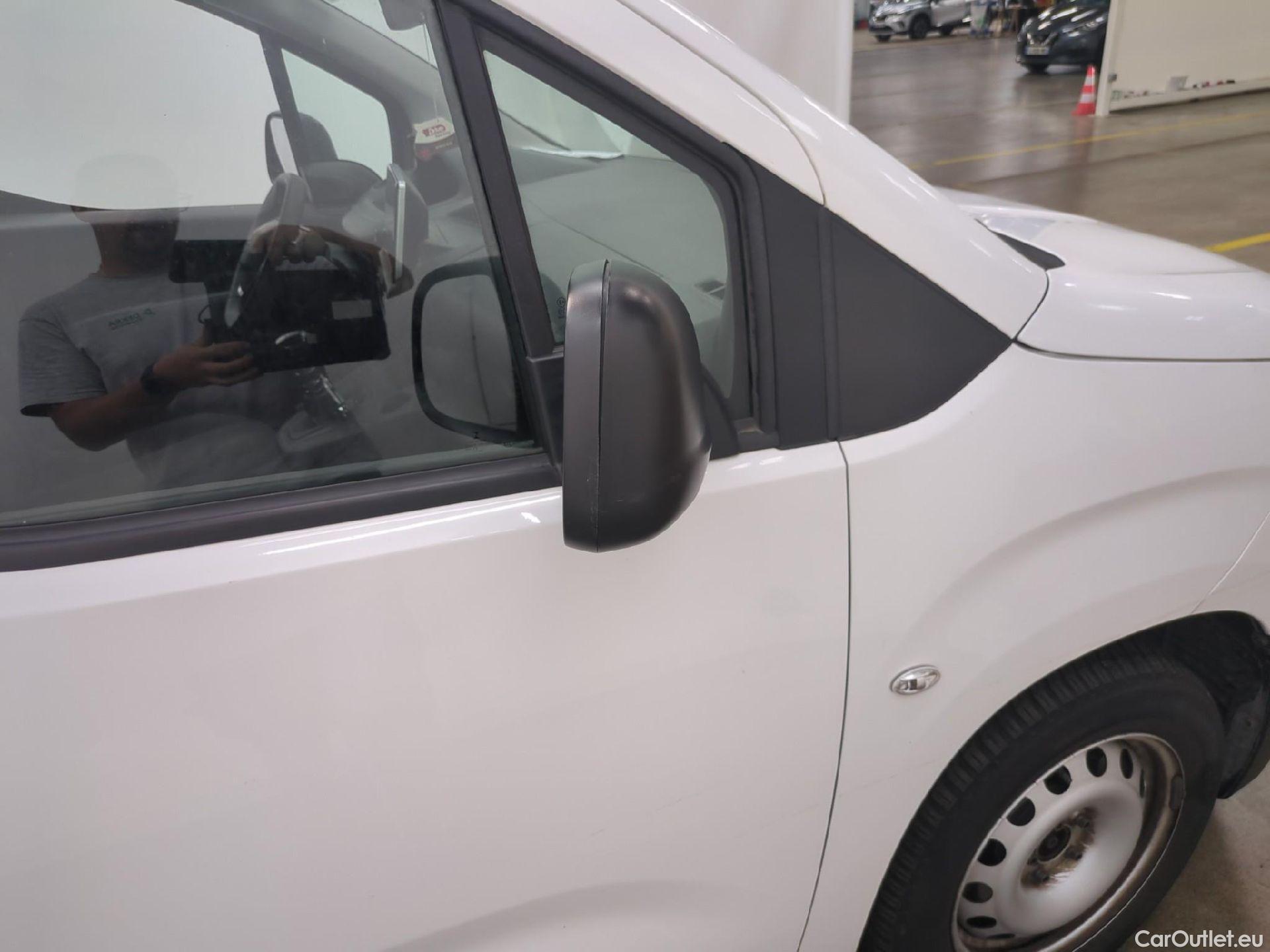  Peugeot  Partner PEUGEOT  / 2018 / 4P / Fourgonnette BHDI 100 S&S STD 1000KG S&S 10 PREMIUM #29
