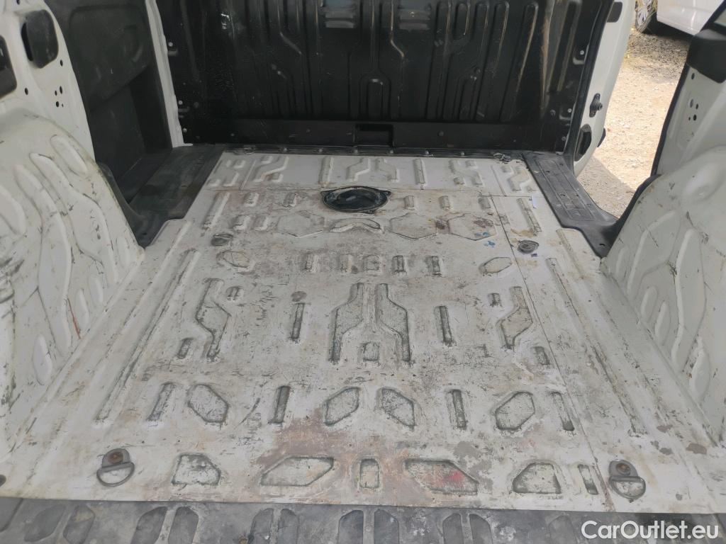  Fiat  Doblo FIAT Doblò Cargo/2015/4P/furgón derivado de turismo Cargo SX 1.3 Mjet 70 kW (95 CV) #18