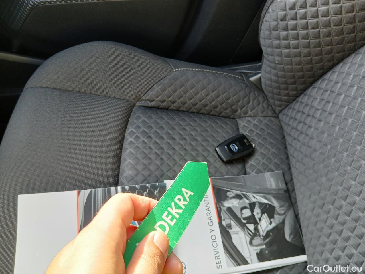  Toyota  C-HR TOYOTA  / 2019 / 5P / todoterreno 1.8 125H Active #2