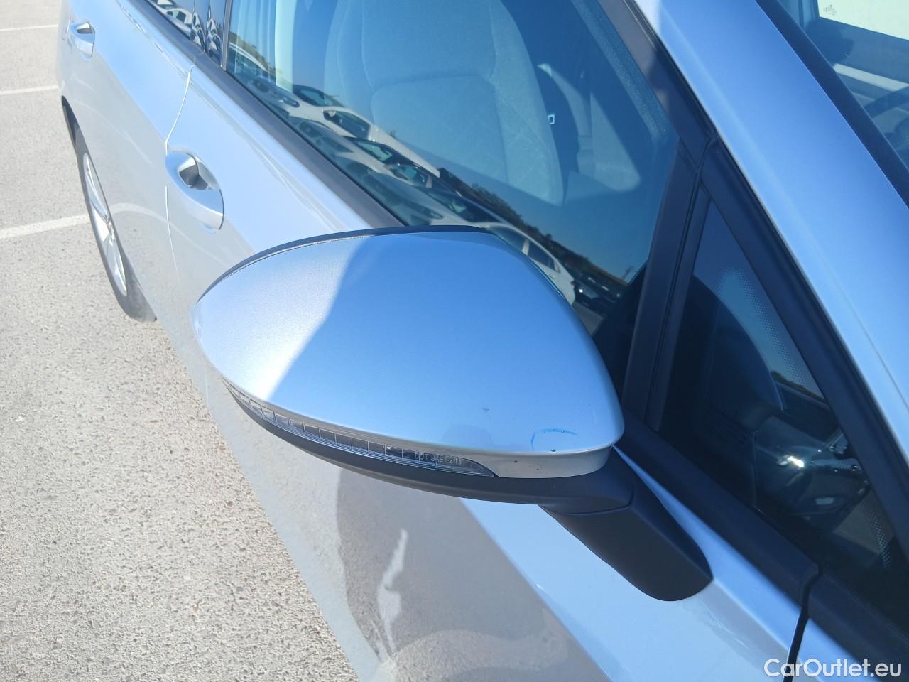  Volkswagen  Golf  VIII Berlina Life 1.0 TSI 110CV MT6 E6d #8