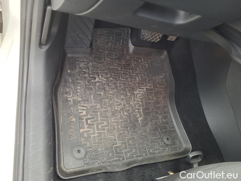  Skoda  Octavia  Combi  (5E5)(03.2017->)  Com TDI 110 Style AT #9